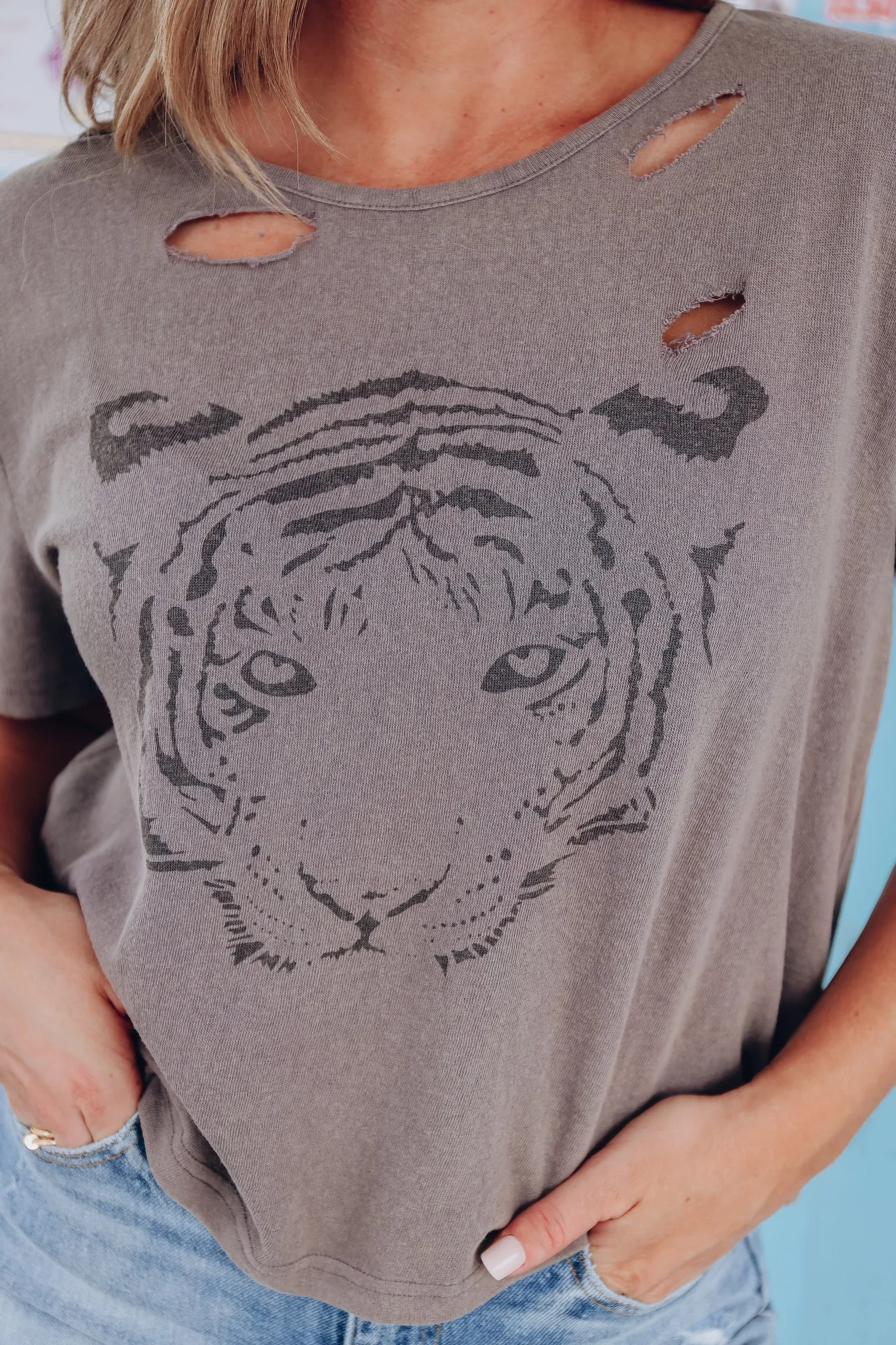 Grungy Tiger Distressed Graphic Tee - Grey